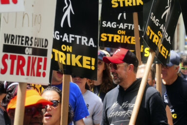 Jason Sudeikis on New York picket line in Hollywood strike