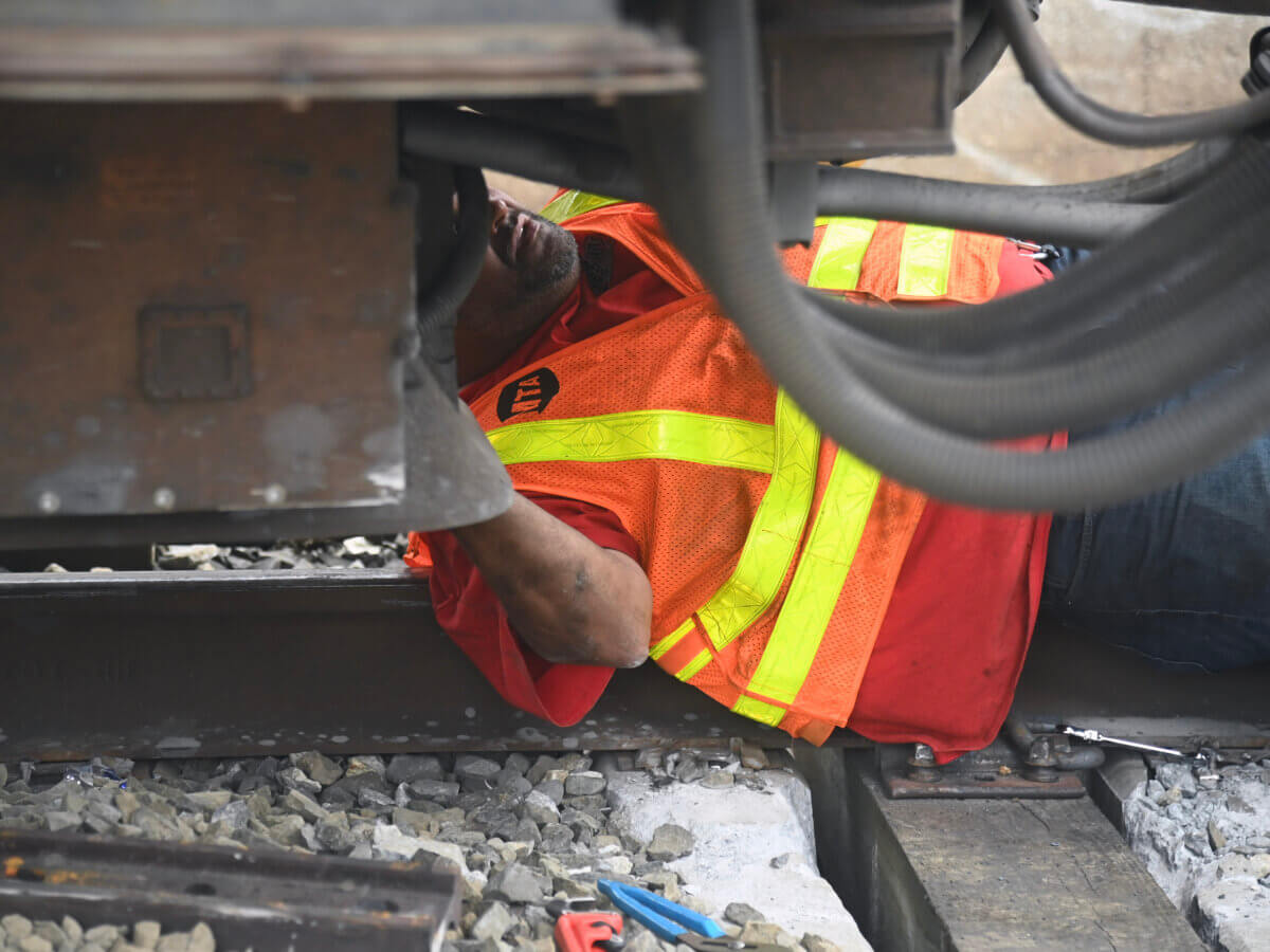 Queens LIRR derailment blamed on faulty 'misaligned' switch, MTA says after preliminary investigation 3 MTA workers repair tracks after Queens LIRR derailment
