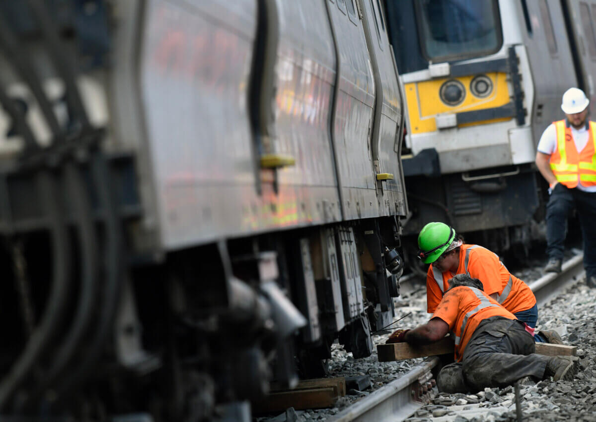 MTA workers repair tracks after Queens LIRR derailment