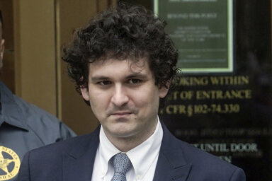 FTX founder Sam Bankman-Fried outside Manhattan court