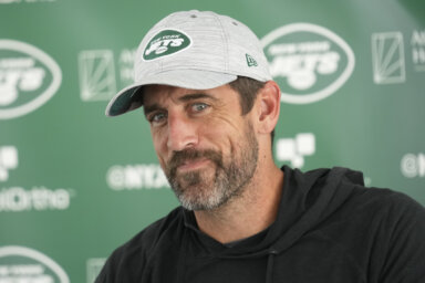 Aaron Rodgers continues Jets practice