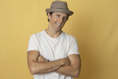 Jason Mraz standing in front of yellow background