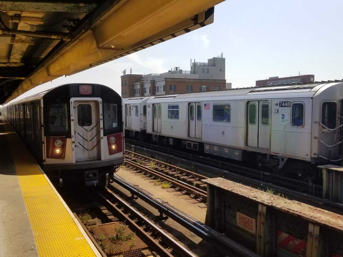 7 trains arrive at 40th Street station.