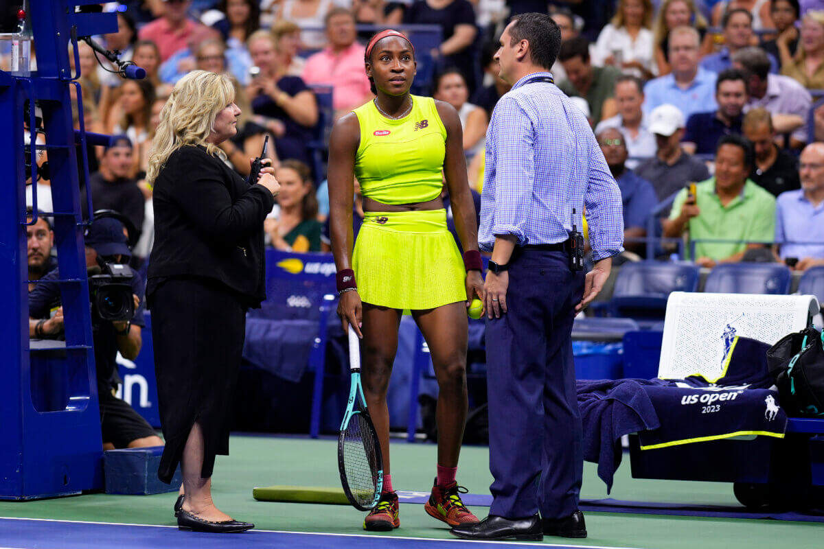  Coco Gauff speaks with USTA officials during protest
