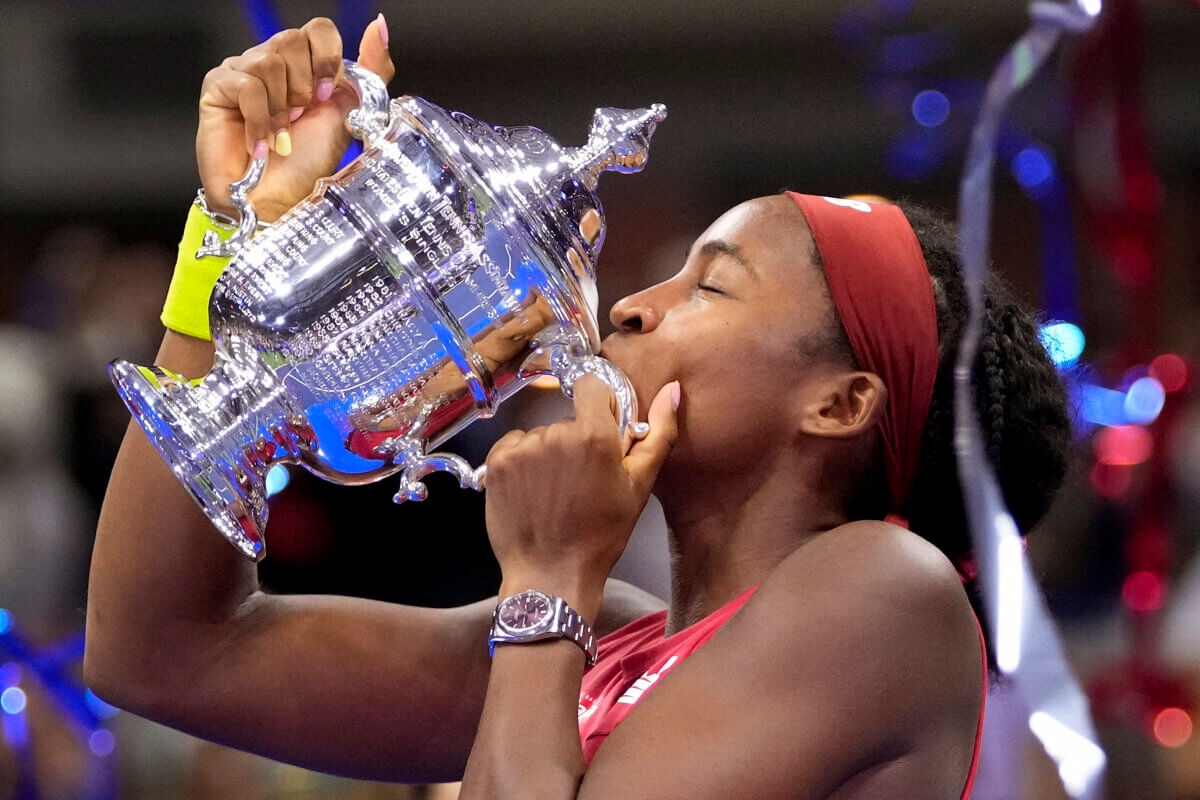 Coco Gauff kisses US Open trophy