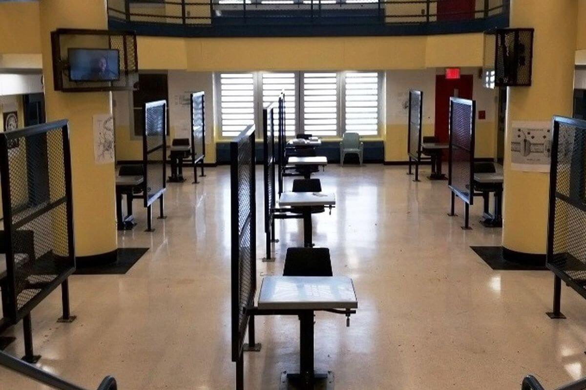 8名关押在莱克斯岛监狱的囚犯被捆绑在“约束桌”上时被刺伤