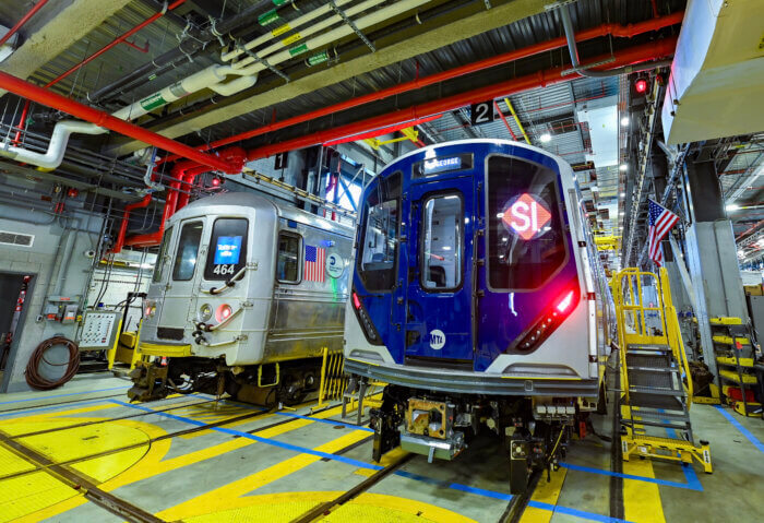 The new subway cars (right) in comparison with the older models (left).
