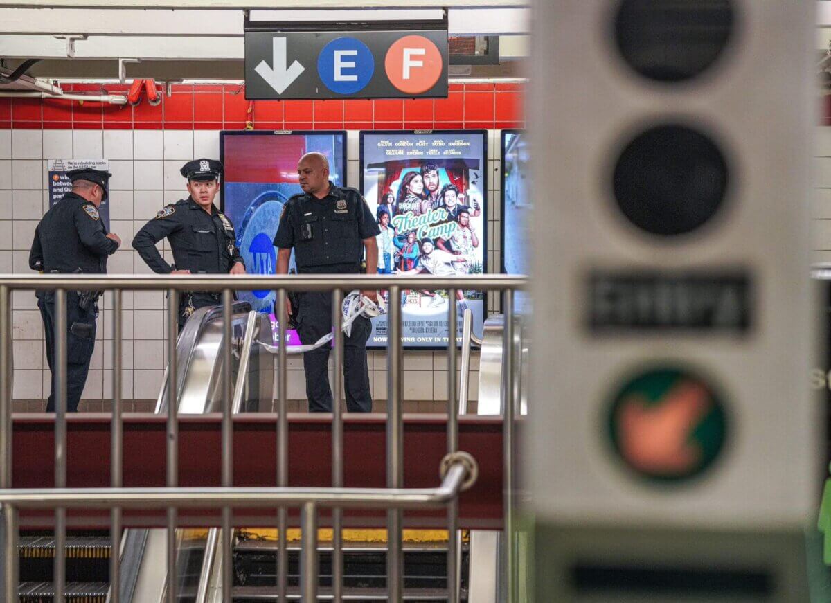 NYPD transit police guard scene of Midtown subway shoving