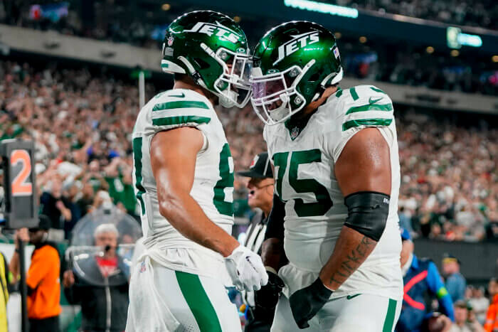 Jets work out RT La'el Collins following Alijah Vera-Tucker's season-ending injury 2 Jets options to replace Alijah Vera-Tucker