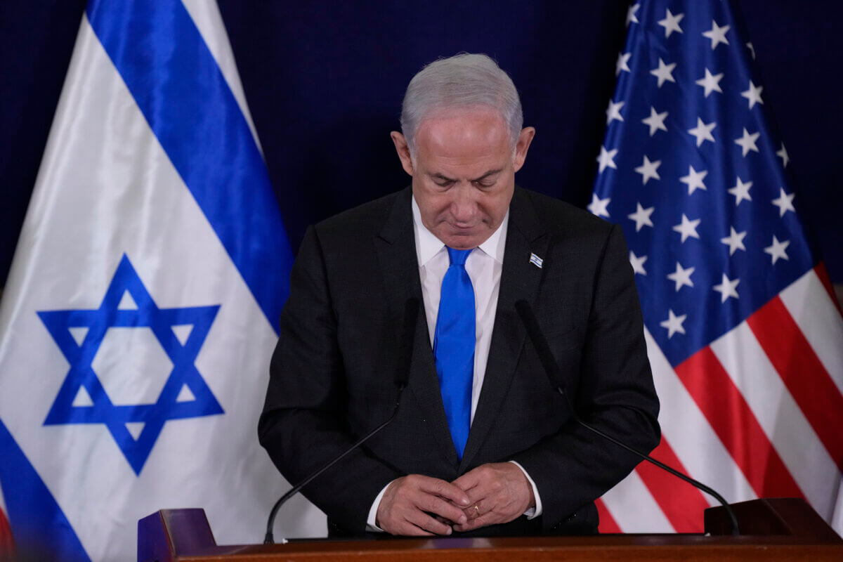 Benjamin Netanyahu bows head