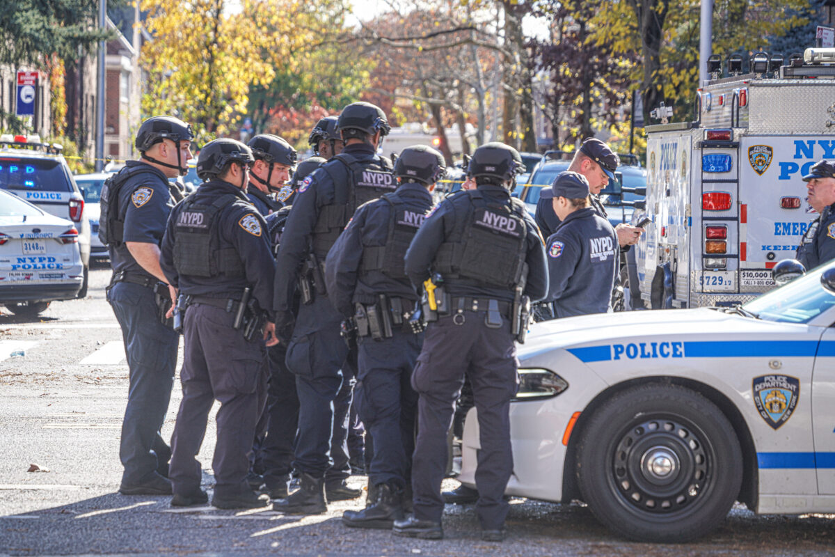 Queens officers respond to standoff
