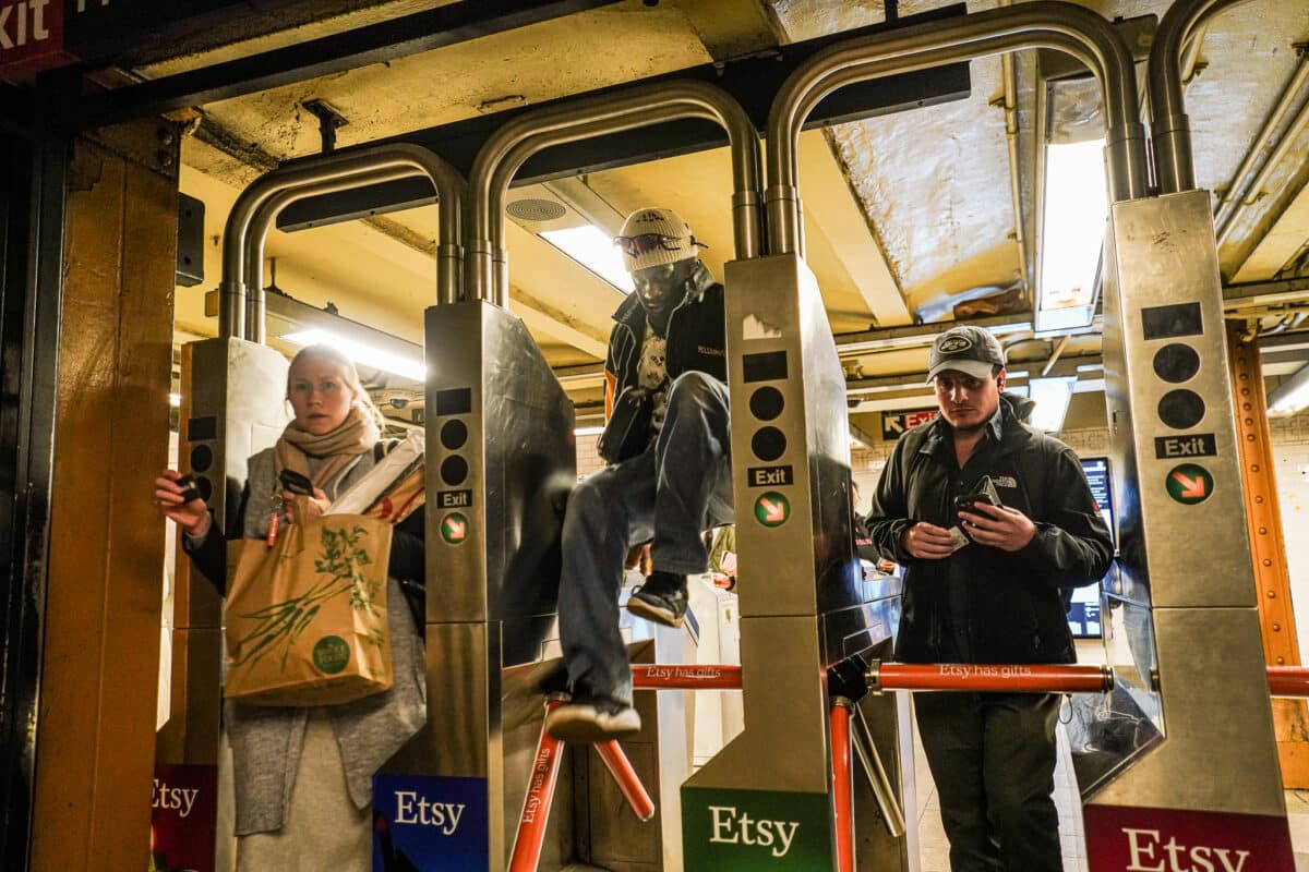 Subway commuter hops over turnstile in fare evasion