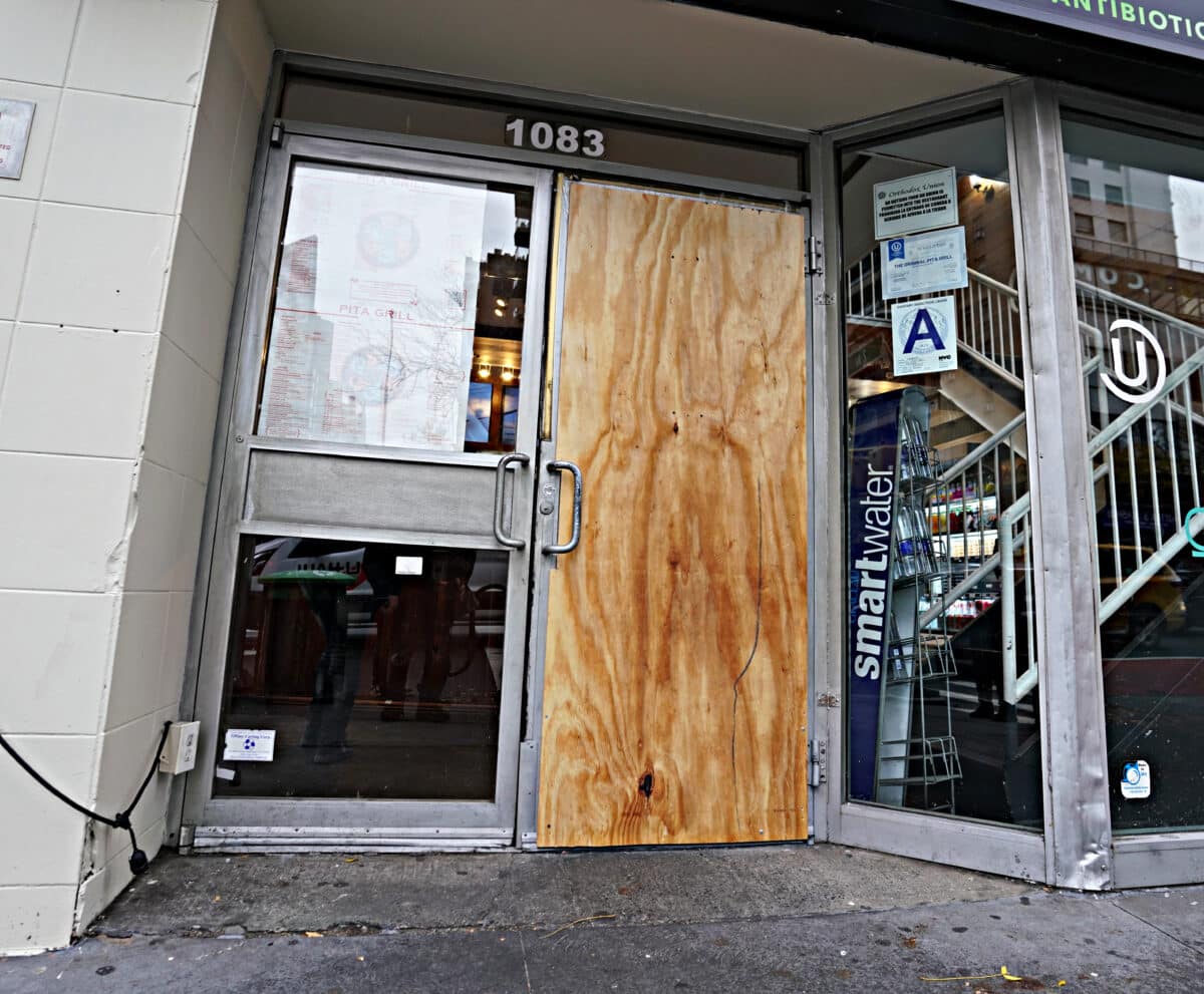 New Yorkers rally around Midtown eatery after break-in that some thought was another antisemitic hate crime 5 New Yorkers flocked to a Midtown eatery after fears circulated that the kosher restaurant was vandalized in an antisemitic hate crime over the weekend