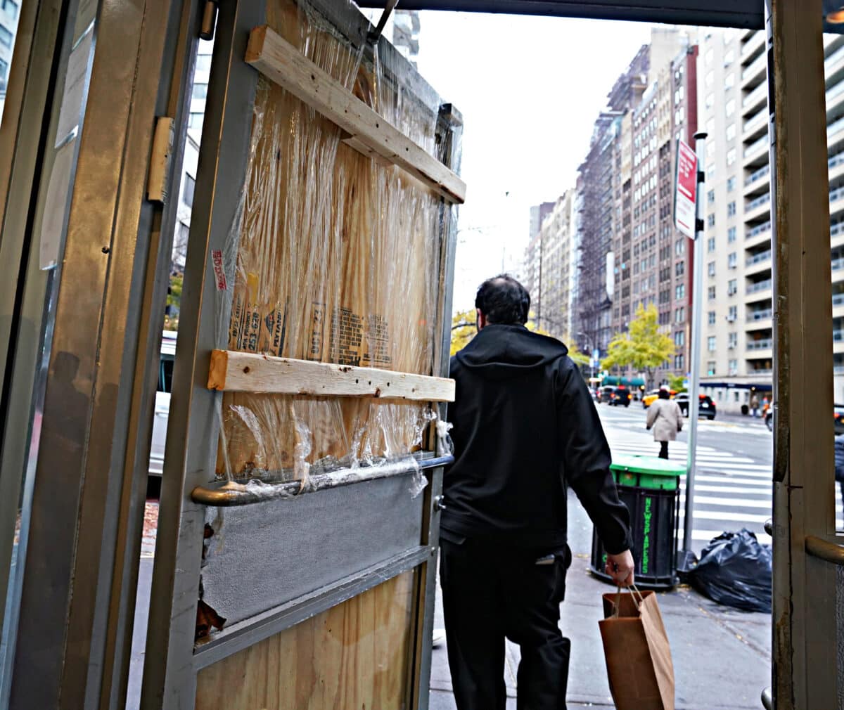 New Yorkers rally around Midtown eatery after break-in that some thought was another antisemitic hate crime 4 New Yorkers flocked to a Midtown eatery after fears circulated that the kosher restaurant was vandalized in an antisemitic hate crime over the weekend