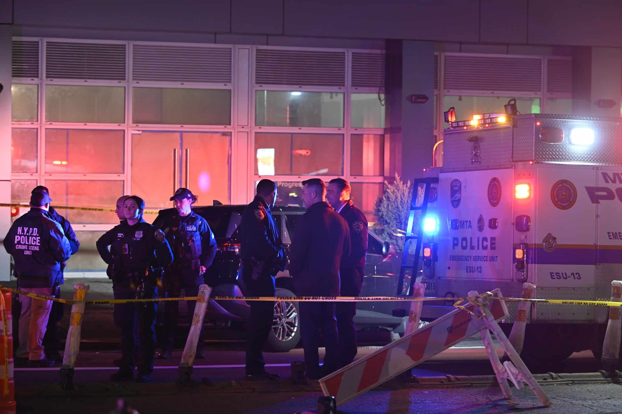 MTA Police shoot and kill gunman armed with submachine gun during Queens confrontation 5 MTA Police shoot