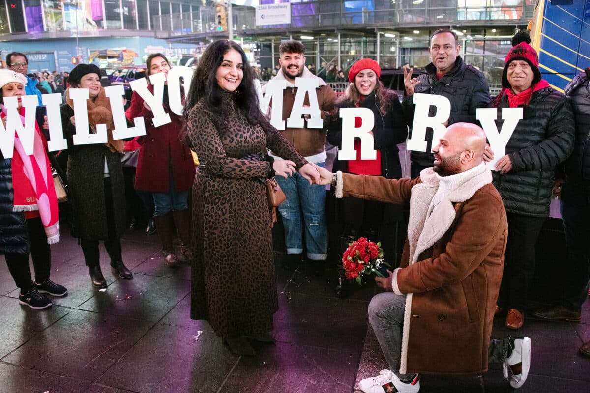 Philly couple gets engaged in Times Square