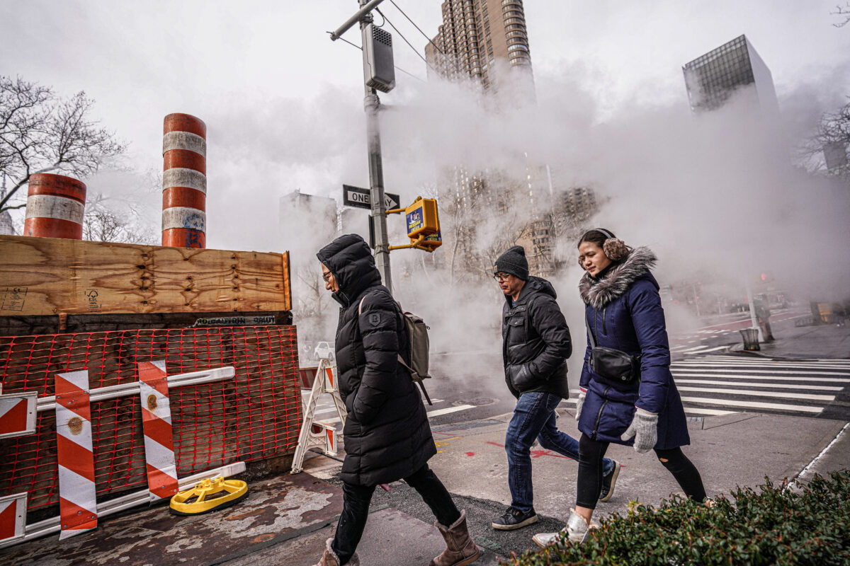 New Yorkers walk amid dreary winter storm, snowless streak