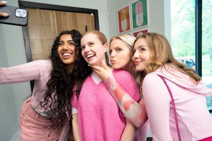 Mean Girls musical cast does selfie