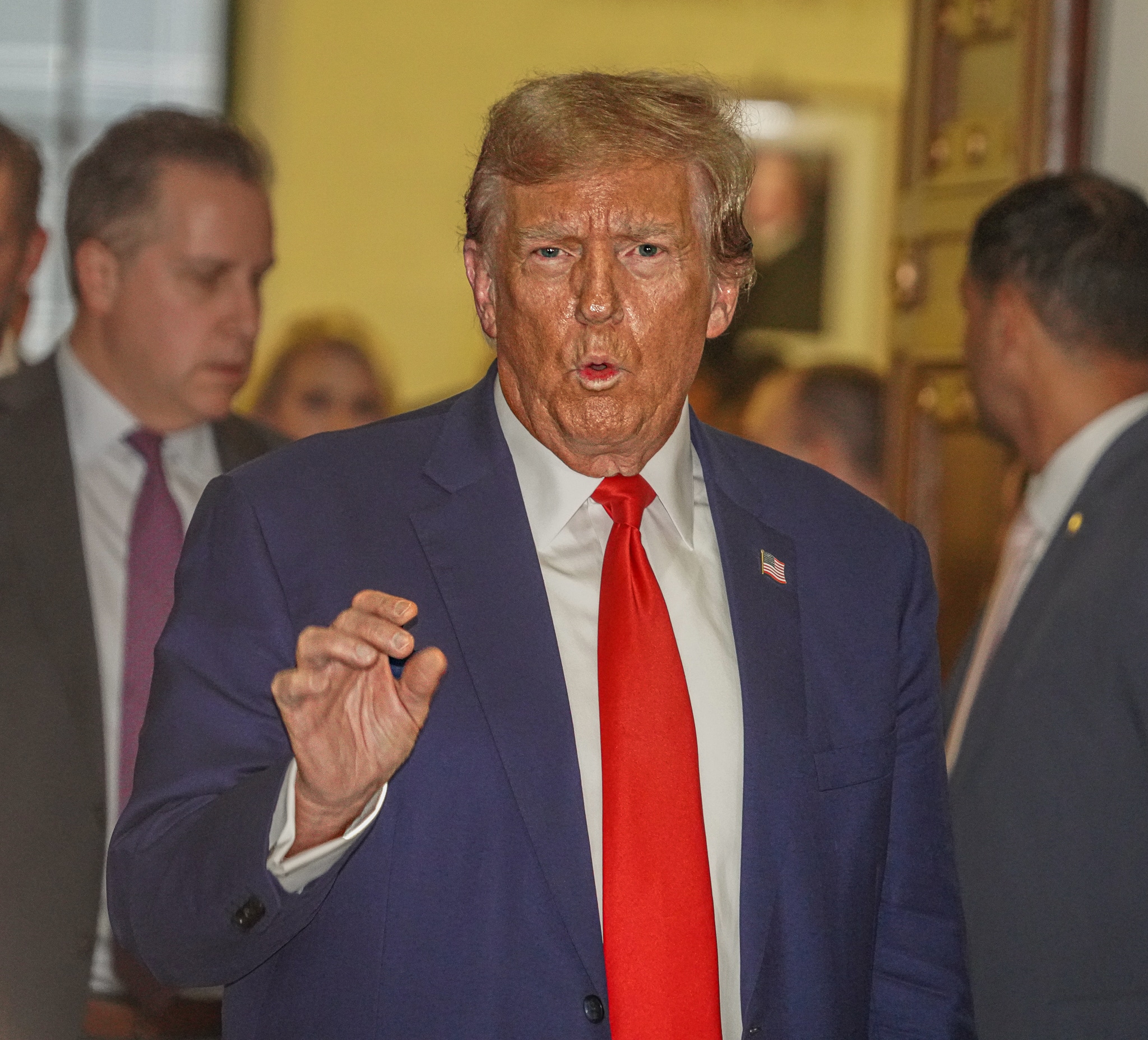 Trump civil fraud trial: Judge gets bomb threat at Long Island home as ex-president rants about false ‘election interference’ 6 Donald Trump at civil fraud trial