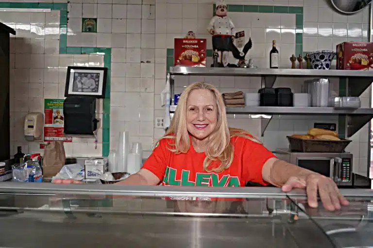 Karen King, proprietaria di Alleva Dairy, precedentemente nota come Little Italy