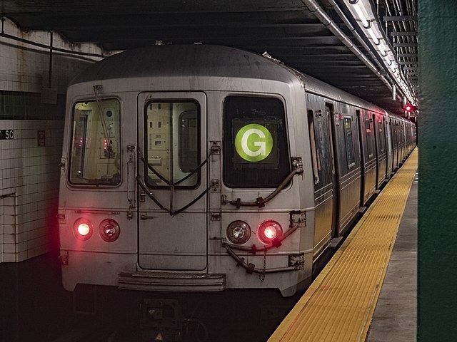 G train pulling into Court Square station