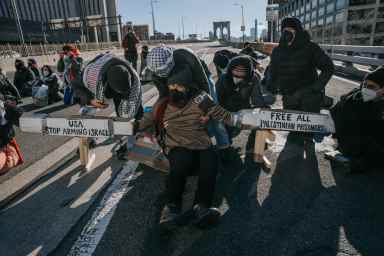 Pro-Palestine protesters block Brooklyn Bridge