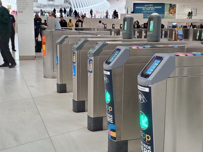 TAPP-to-pay: PATH contactless payment system launched at several train stops 6 A row of turnstiles at the Oculus with TAPP and MetroCard/SmartLink fare arrays