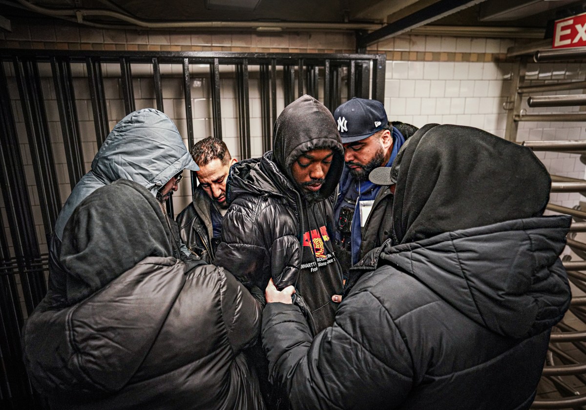NYPD officers arrest suspect for fare evasion