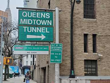 A sign noting the entrance to the Queens-Midtown Tunnel.