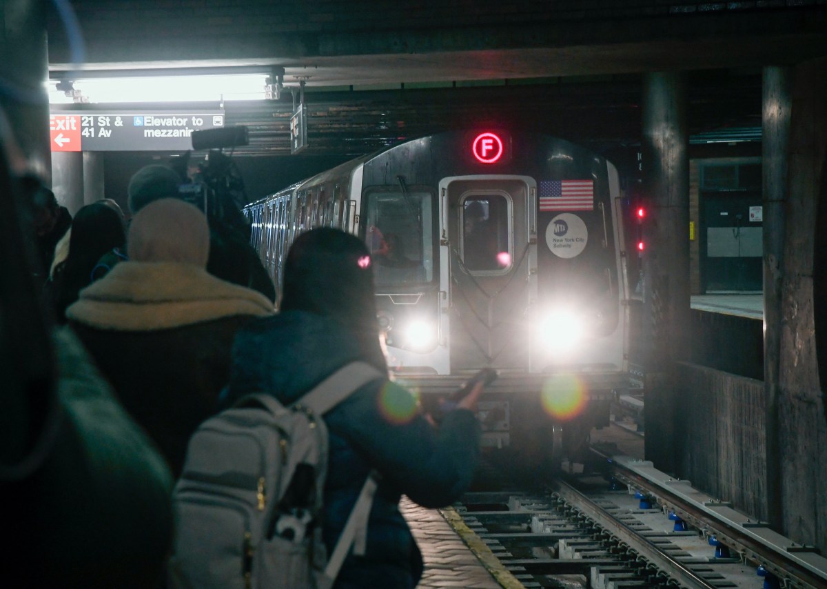 F train service at Roosevelt Island