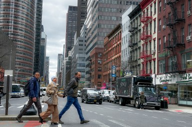 New Yorkers walk across street after earthquake