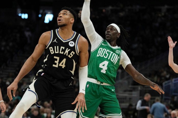 Giannis Antetokounmpo injury Bucks Knicks