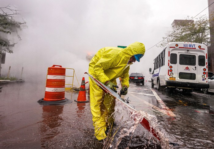 Con Ed crew deals with flooded street in Manhattan amid climate change