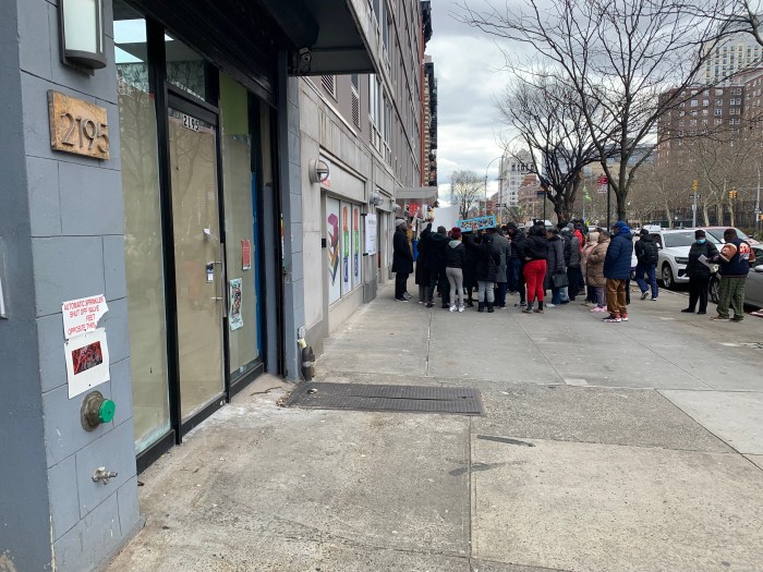 parents and pols want smoke shop shut in Harlem
