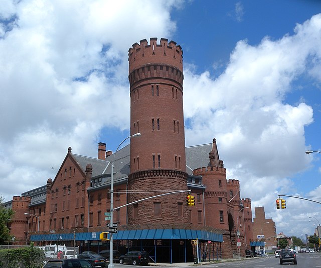640px-23_Rgt_armory_south_tower_jeh