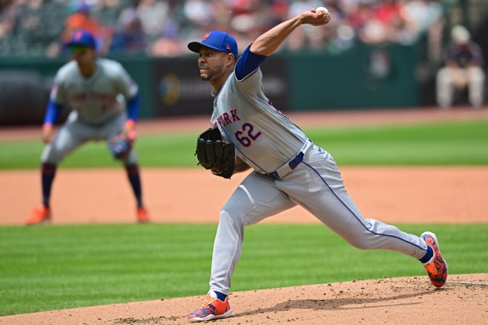 Mets pitcher Jose Quintana throwing