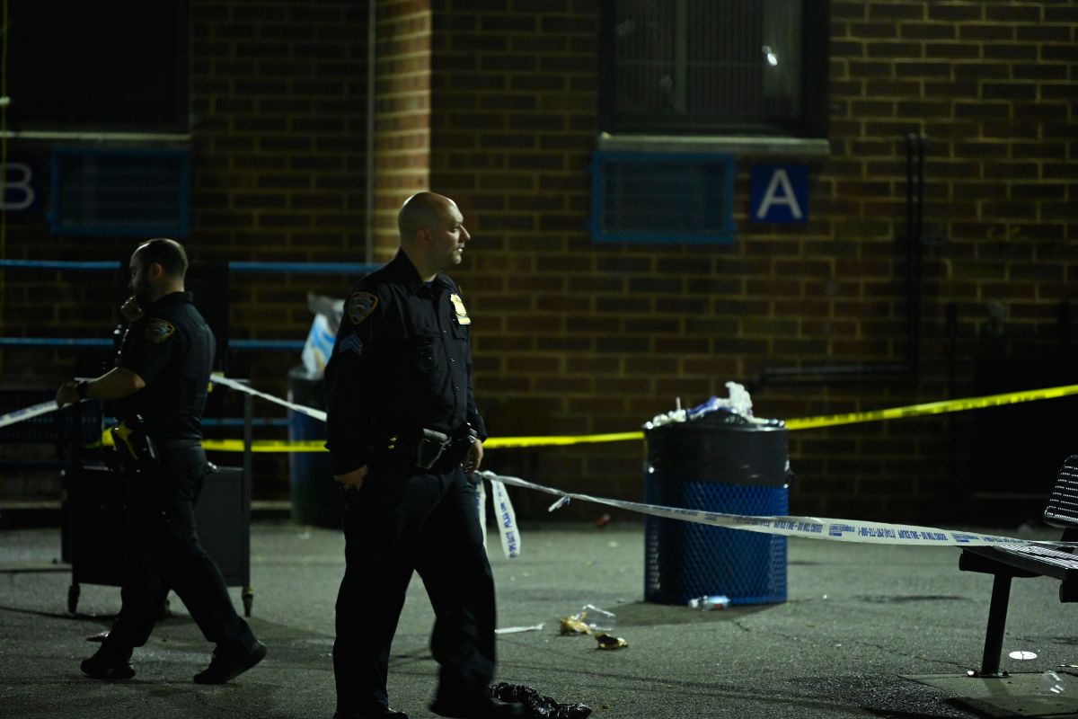 Brooklyn man shot in leg while 'watching the game': cops 5 He was bleeding from the leg,” Resident Natasha King said, explaining she saw the man lying near the building’s elevator. “The cops rushed him to the ambulance along with the paramedics