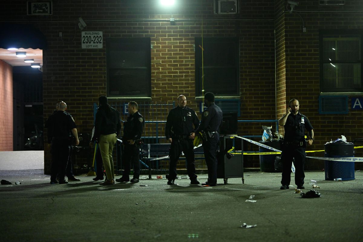 Brooklyn man shot in leg while 'watching the game': cops 4 Police say they are investigating after a man was shot in the leg late Monday night outside of an apartment building in Brooklyn that has a long history of violence