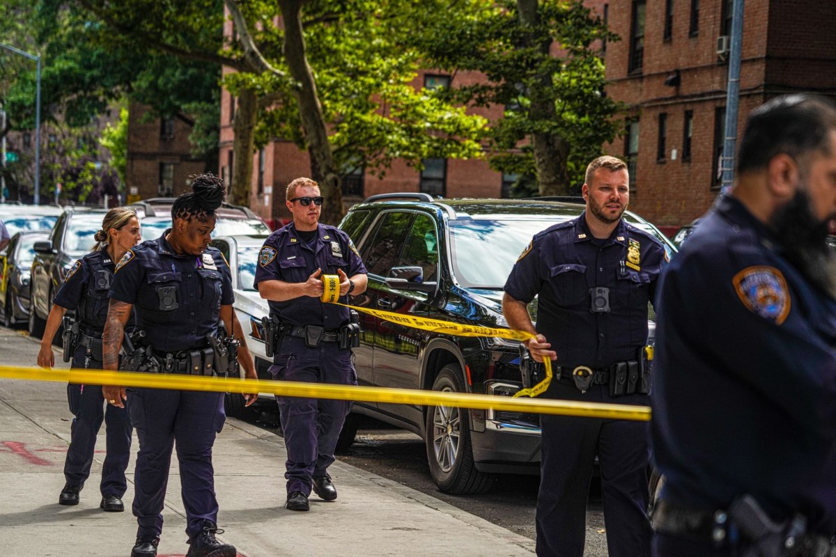 Queens teen hospitalized after being shot in broad daylight near housing complex 3