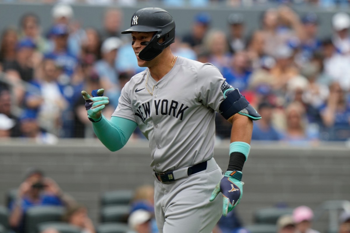 Yankees Aaron Judge pointing after hitting home run