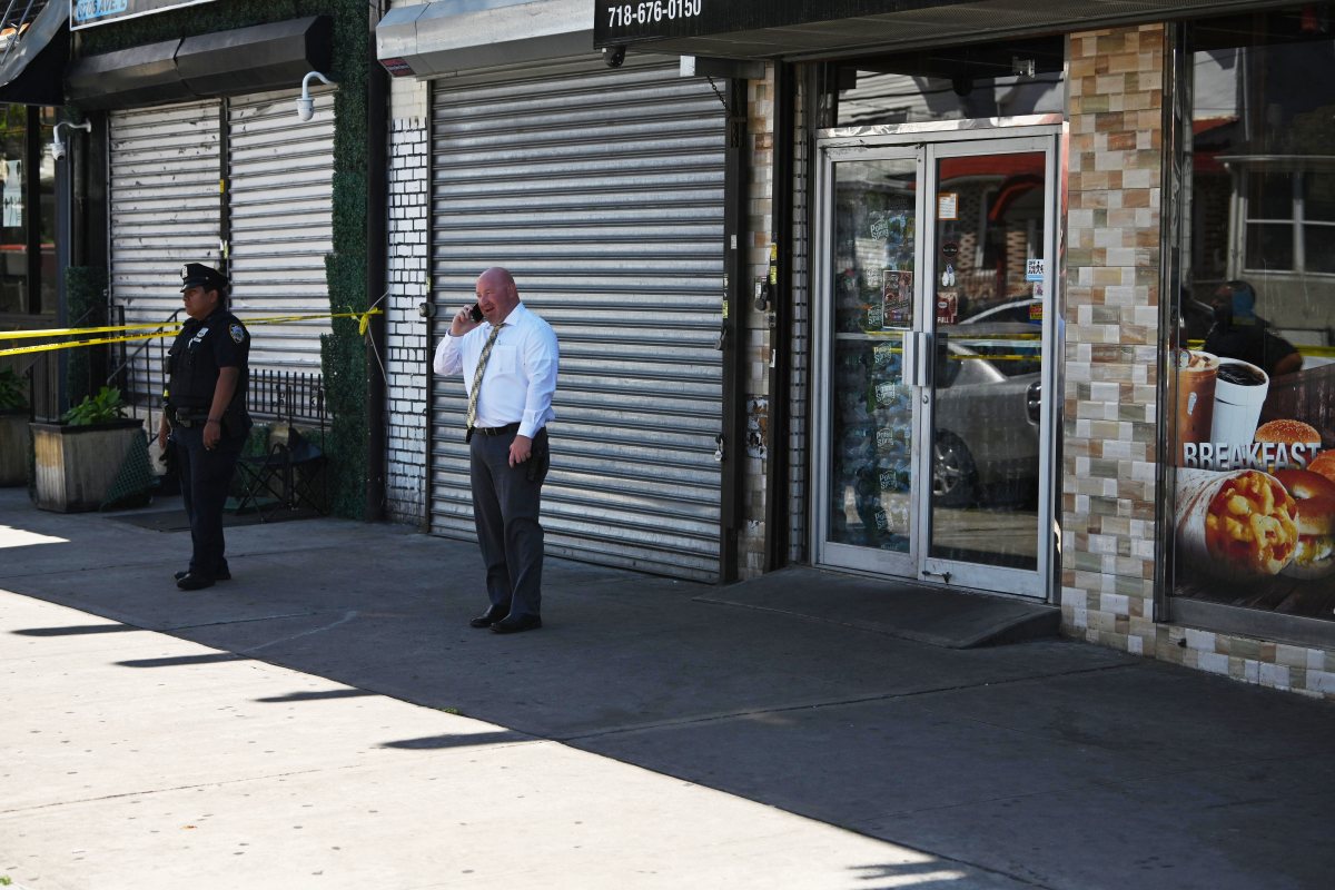 Suspects in Brooklyn bodega shooting still on lam after wounding two men 2