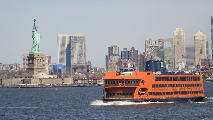 Staten_Island_Ferry_and_Statue_of_Liberty_(New_York)_(30303188247)