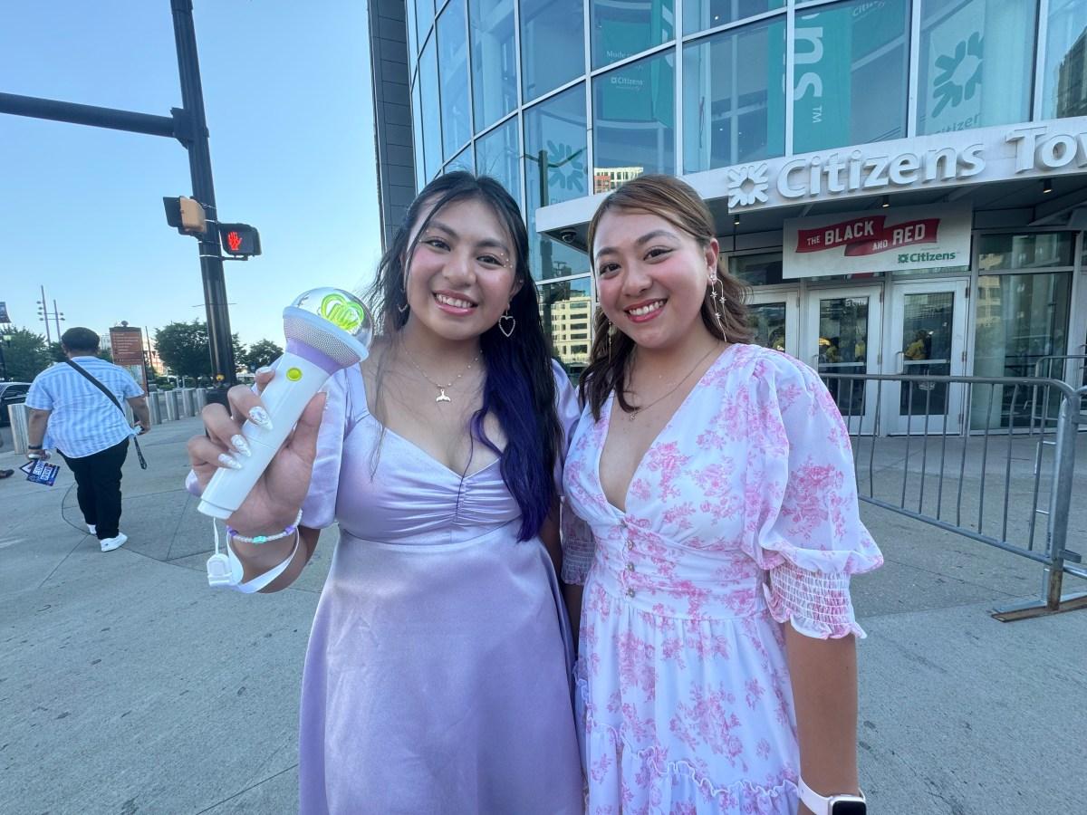 K-pop fans travel across the Hudson for first IU performance in U.S. | amNewYork