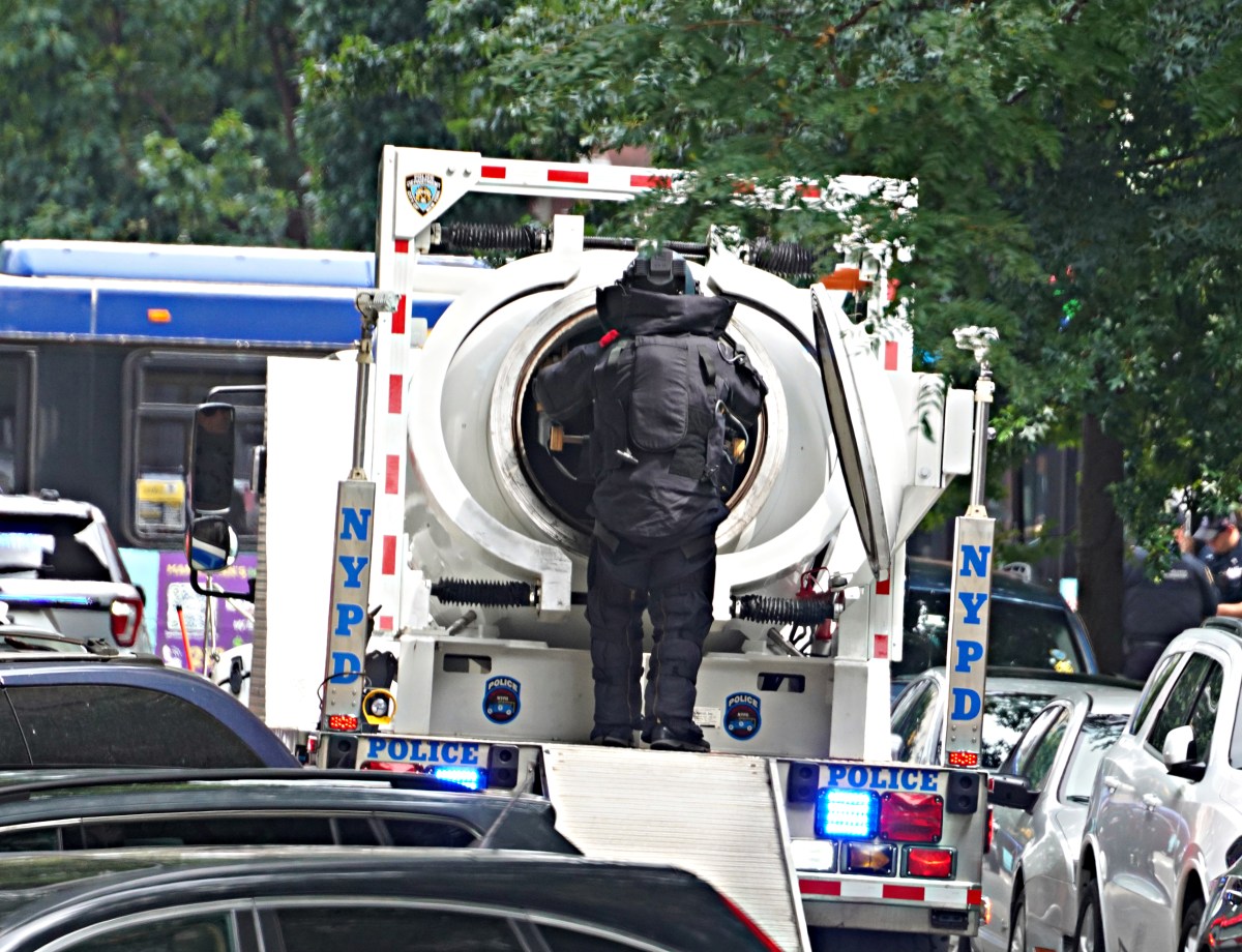 Pipe bomb at Harlem police precinct after machete attack sparks scare 6