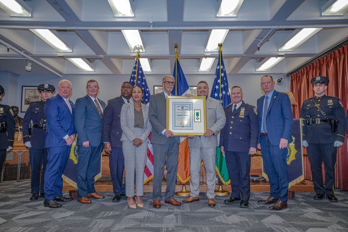 Police Combat Cross awarded to detective nearly half a century after he apprehended cop killer 2