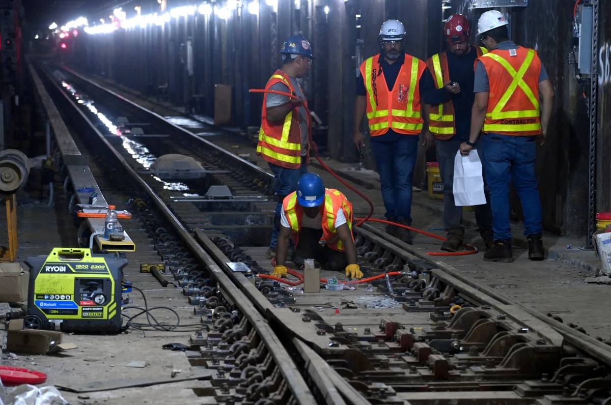 Feds order MTA to improve safety for track workers following flagger's death, uptick in 'near-misses' 2