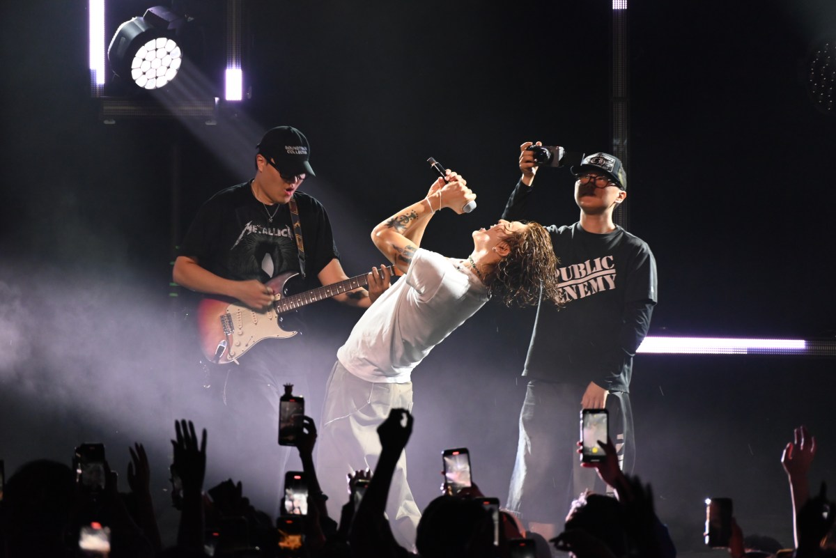 R&B singer Colde’s ‘Blueprint’ to the soul at the Brooklyn Paramount 3 Colde rocked out for the end of his concert at the Brooklyn Paramount with "Smells like Teen Spirit" by Nirvana