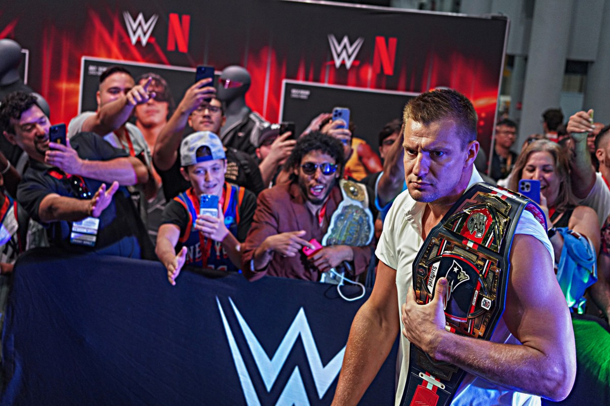 Fanatics Fest let fans rub shoulders with sports stars Friday like Rob Gronkowski as the three-day extravaganza officially kicked-off in NYC.