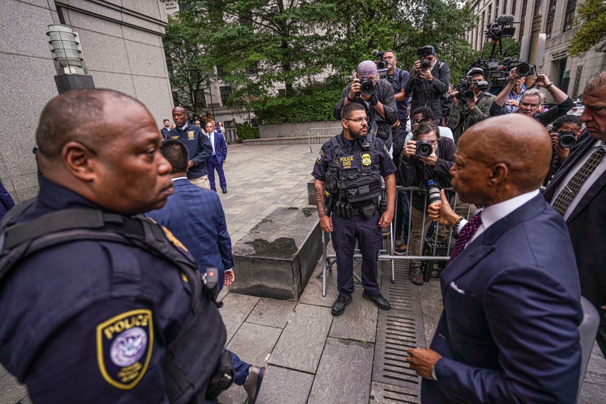 Mayor Adams enters Manhattan federal court, surrenders to feds ahead of noon arraignment 2
