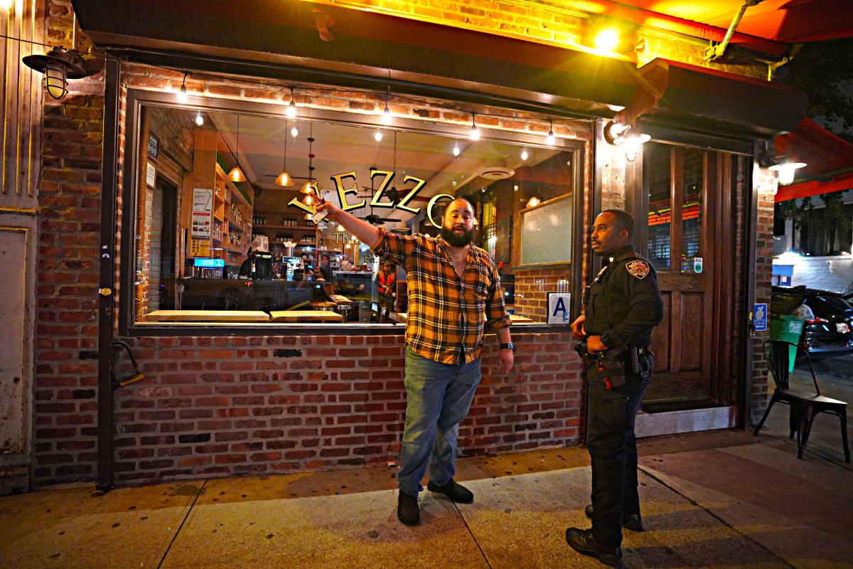 Unhinged vandal tosses metal barrier through Manhattan restaurant window 2